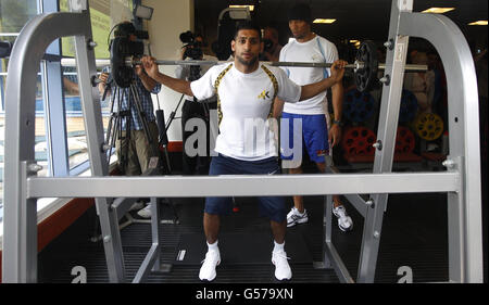 Boxen - Amir Khan Media Work Out - David Lloyd Center. Boxer Amir Khan mit Conditioner Ruben Taberes während eines Medientrainings im David Lloyd Center, Bolton. Stockfoto