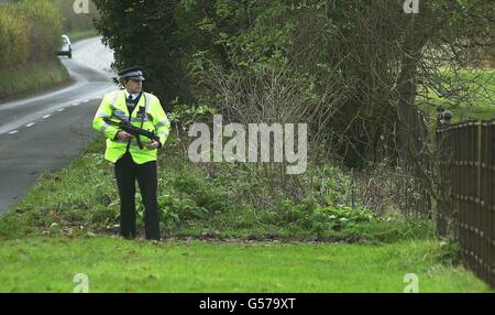 Bewaffnete Polizeiwache vor Chequers, dem Landsitz des britischen Premierministers. Das Kabinett nimmt an einem Strategietreffen im Haus in Buckinghamshire Teil, um seine Strategie für die nächsten Parlamentswahlen vorzubereiten. Stockfoto