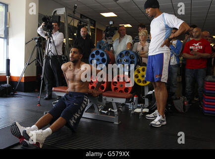 Boxen - Amir Khan Media Work Out - David Lloyd Center. Boxer Amir Khan mit Conditioner Ruben Taberes während eines Medientrainings im David Lloyd Center, Bolton. Stockfoto