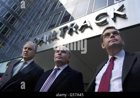 Links-rechts, Railtrack Chairman Sir Philip Beck, der ehemalige Chief Executive Gerald Corbett und sein Nachfolger, der derzeitige Finanzdirektor Steven Marshall, vor dem Hauptsitz des Unternehmens in der Mitte. Herr Corbett kündigte seinen Rücktritt an. * nach dem Eisenbahnunfall von Hatfield im letzten Monat und anhaltenden Sicherheitsprobleme. Stockfoto