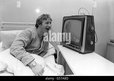 Mit einem Fernseher neben seinem Krankenhausbett ist der reguläre Skipper von Manchester United, Denis Law, bereit für den Start, der optimistisch über die Chancen des Teams gegen den Portugiesen Benfica beim EM-Finale im Wembley-Stadion schaut. Denis Law wird in seiner Station im St. Joseph's Hospital, Whalley Range, Manchester, abgebildet, wo er sich von einer Operation am Knie erholt, die ihm die ganze Saison über Probleme bereitet hat. Stockfoto