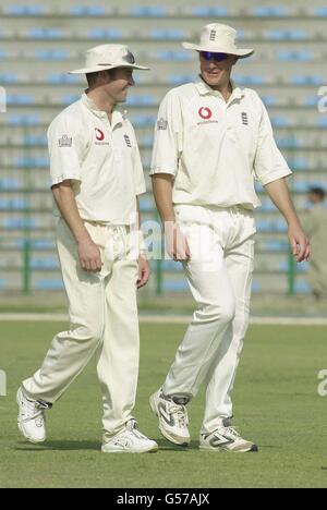 Die England-Bowler Craig White (links) und Ashley Giles verlassen das Feld, nachdem Pakistan am letzten Tag des ersten Testmatches zwischen England und Pakistan in Lahore für 401 ausgepochen wurde. *... White und Giles waren Englands beste Bowler, die mit Zahlen von 4-54 bzw. 4-113 endeten. Stockfoto