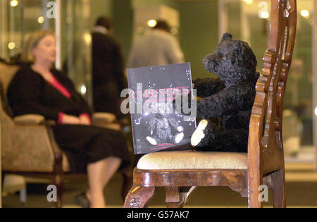 Bild eines schwarzen Steiffs aus der Sammlung von Teddybären, die am 4. Dezember 2000 bei Christie's in London versteigert werden soll. Dieser 'Trauer-Teddy', einer von 500 Schwarzbären, die 1912 nach dem Untergang der Titanic produziert wurden, liegt zwischen 15,000 und 20 000. *... Der Großonkel des jetzigen Besitzers starb an Bord des unglücklichen Schiffes. Stockfoto