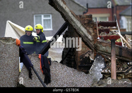 Feuerwehrleute am Schauplatz einer Hausexplosion in Batley, nahe Leeds, bei der zwei Menschen vermutlich gestorben sind. Rettungsdienste wurden zu einem Zwischenfall in der Stadt West Yorkshire gerufen, kurz nach 7 Uhr am 22/11/00. Die Ursache war noch zu ermitteln. Stockfoto