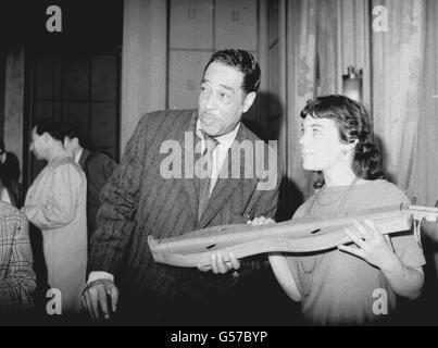 Der amerikanische Bandleader Duke Ellington mit seiner Mitfahrerin Gina Glaser, 21, aus New York, an Bord der „Ile de France“ der French Line, die in Plymouth ankommt, wo der Duke mit seiner Band auf den Britischen Inseln unterwegs ist. Stockfoto