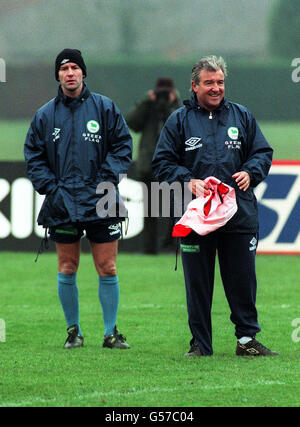 ENGLAND MANAGER TERRY VENABLES (R) & SEINE TEILZEIT-ASSISTENTIN, MIDDLESBROUGH-MANAGER BRYAN ROBSON ÜBERWACHEN DIE ENGLAND MANNSCHAFT TRAININGSEINHEIT IN BISHAM ABBEY. Stockfoto