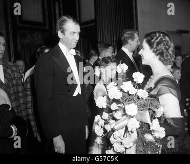 Prinzessin Elizabeth trifft den amerikanischen Schauspieler James Stewart bei der Royal Command Film Performance von „Mudlark“ im Leicester Square Empire Stockfoto