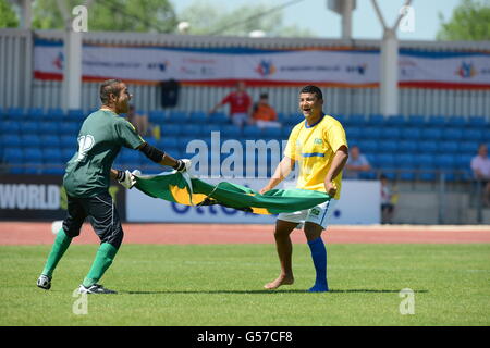 Die Brasilianer Yurig Ribeiro (rechts) und Jorge Silva feiern am fünften Tag der BT Paralympic World Cup in der Manchester Regional Arena, Manchester. Stockfoto