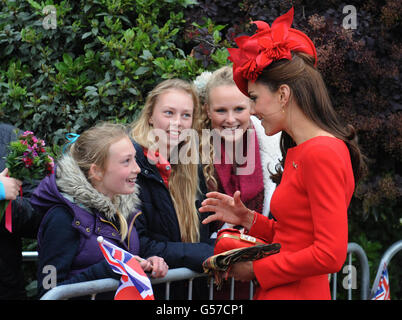 Die Herzogin von Cambridge trifft sich gut, bevor sie an Bord der Spirit of Chartwell für den Diamond Jubilee Pageant auf der Themse in London geht. Stockfoto