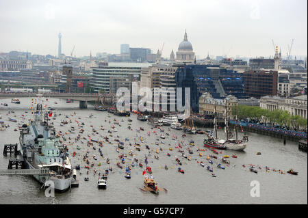 1 Million Reihe Barge, führt die manpowered Abschnitt des Diamond Jubilee River Pageant entlang der Themse zur Tower Bridge, London. Stockfoto