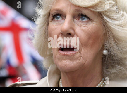 Die Herzogin von Cornwall nimmt am 'Big Jubilee Lunch' in Piccadilly, London, vor dem Diamond Jubilee River Pageant Teil. Stockfoto