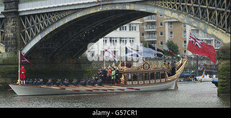 Die Gloriana, die £1 Millionen-Reihen-Barge, führt den manpowered Abschnitt des Diamond Jubilee River Pageant entlang der Themse zur Tower Bridge, London. Stockfoto