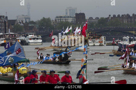 Die Gloriana, die &pound;1 Million Row Barge, führt den manpowered Abschnitt des Diamond Jubilee River Pageant entlang der Themse zur Tower Bridge, London. Stockfoto