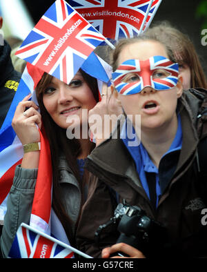 Die Zuschauer warten darauf, dass Mitglieder der königlichen Familie an Bord der Spirit of Chartwell für den Diamond Jubilee Pageant auf der Themse in London gehen. Stockfoto