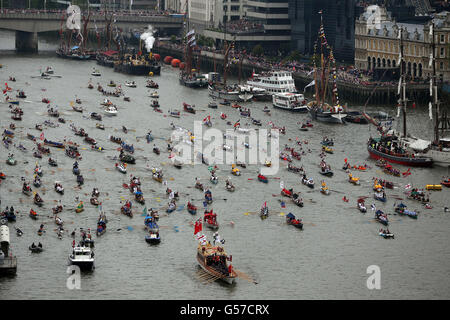 1 Million Reihe Barge, führt die manpowered Abschnitt des Diamond Jubilee River Pageant entlang der Themse zur Tower Bridge, London. Stockfoto