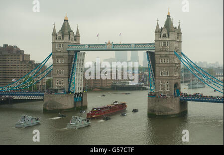 Der Spirit of Chartwell fährt während des Diamond Jubilee River-Festzugs unter der Tower Bridge auf der Themse in London durch. Stockfoto