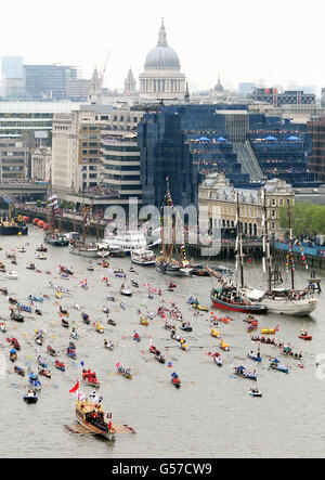 1 Million Reihe Barge, führt die manpowered Abschnitt des Diamond Jubilee River Pageant entlang der Themse zur Tower Bridge, London. Stockfoto