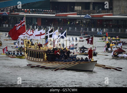 Die Gloriana, die £1 Millionen-Reihen-Barge, führt den manpowered Abschnitt des Diamond Jubilee River Pageant entlang der Themse zur Tower Bridge, London. Stockfoto