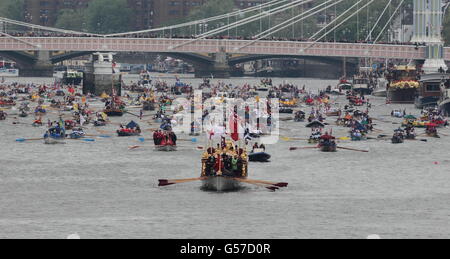 1 Million Reihe Barge, führt die manpowered Abschnitt des Diamond Jubilee River Pageant entlang der Themse zur Chelsea Bridge, London. Stockfoto