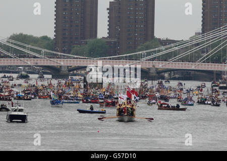 Die Gloriana, die 1-Millionen-Reihen-Barge, führt den manpowered Abschnitt des Diamond Jubilee River Pageant entlang der Themse zur Chelsea Bridge, London. Stockfoto