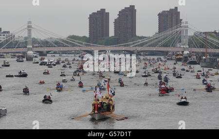 Die Gloriana, die 1-Millionen-Reihen-Barge, führt den manpowered Abschnitt des Diamond Jubilee River Pageant entlang der Themse zur Chelsea Bridge, London. Stockfoto