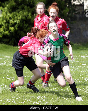 Junge Rugby-Spieler nehmen an einem Coaching- und Rugby-Wettbewerb in Broughton R.F.C., Edinburgh, Teil. Stockfoto