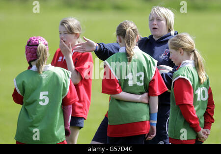 Junge Rugby-Spieler nehmen an einem Coaching- und Rugby-Wettbewerb in Broughton R.F.C., Edinburgh, Teil. Stockfoto