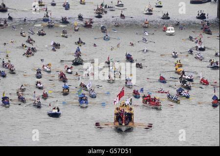 1 Million Reihe Barge, führt die manpowered Abschnitt des Diamond Jubilee River Pageant entlang der Themse zur Chelsea Bridge, London. Stockfoto