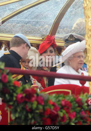 Prinz Harry (links) die Herzogin von Cornwall, die Herzogin von Cambridge, Königin Elizabeth II. Und der Prinz von Wales (versteckt), blicken während des Diamond Jubilee River Pageant an der Themse, London, vom Royal Barge aus. Stockfoto