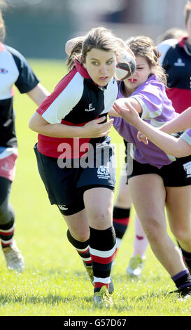 Junge Rugby-Spieler nehmen an einem Coaching- und Rugby-Wettbewerb in Broughton R.F.C., Edinburgh, Teil. Stockfoto