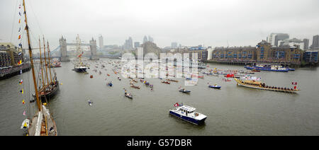 Die Gloriana, die £1 Millionen-Reihen-Barge, führt den manpowered Abschnitt des Diamond Jubilee River Pageant entlang der Themse, London. Stockfoto