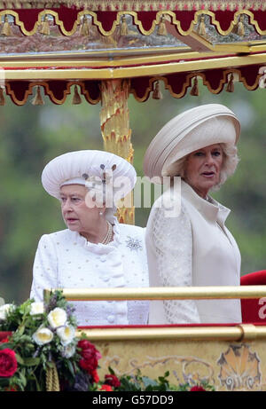 Die britische Königin Elizabeth II. Und Camilla, Herzogin von Cornwall, stehen während des Thames Diamond Jubilee Pageant auf der Themse in London auf dem königlichen Schiff „Spirit of Chartwell“ zusammen. Stockfoto