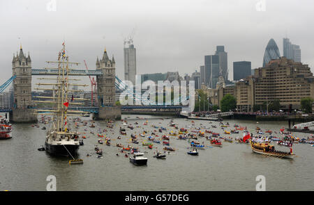 Die Gloriana, die 1-Millionen-Reihen-Barge, führt den manpowered Abschnitt des Diamond Jubilee River Pageant entlang der Themse, London. Stockfoto