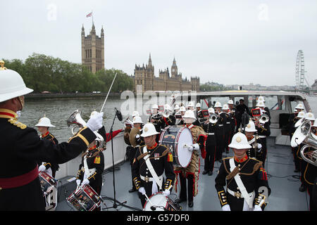 Die Band der Royal Marines treten während des Diamond Jubilee River Pageant auf der Themse in London auf. Stockfoto