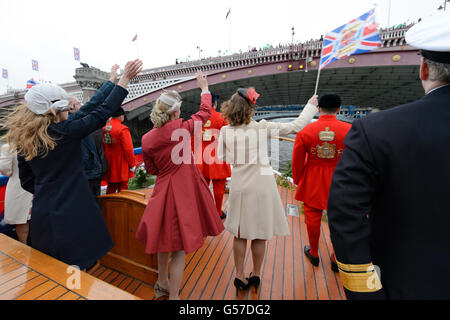 Prinzessin Beatrice (links) Sophie, die Gräfin von Wessex (Mitte) und Prinzessin Eugenie winken den Zuschauern vom Deck des 'Havengore' auf der Themse, London, während der Diamond Jubilee River Parade. Stockfoto