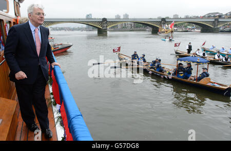 Der ehemalige britische Premierminister John Major beobachtet die Boote vom Deck der 'Havengore' auf der Themse, London, während der Diamond Jubilee River Parade. Stockfoto