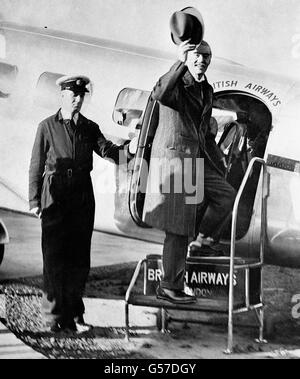 Der britische Premierminister Neville Chamberlain winkt mit dem Hut an Bord eines Flugzeugs nach München, wo er mit dem deutschen Führer Adolf Hitler über die Zukunft des umstrittenen tschechischen Sudetenlandes sprechen soll. Stockfoto