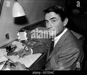 GREGORY PECK 1959: Der amerikanische Filmstar Gregory Peck schreibt in seinem Londoner Hotel einen Visumsantrag nach Moskau, Russland. Er ist in London für die Premiere seines Films 'On the Beach' am Leicester Square. Stockfoto