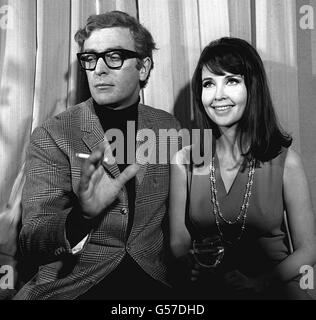 MICHAEL CAINE 1966: In einem Londoner Restaurant treffen sich Michael Caine und Anjanette Comer, die im Film 'Funeral in Berlin', der Leinwandversion von Len Deightons Fortsetzung zu 'The Ipcress File', spielen werden. Caine wird die Rolle des Spions Harry Palmer nachspielen. Stockfoto