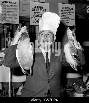 COLIN COWDREY 1974: Zum ersten Mal in seiner Karriere sammelten England und Kent Cricketer Colin Cowdrey ein Paar Enten bei Lords. Hier versteigert er sie im Rahmen der „Gourmet Food Fair“ im Auftrag des Rates für Arthritis und Rheumatismus im Long Room auf dem berühmten Cricket-Platz. Stockfoto