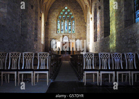 Das Innere der Dornoch Cathedral in den schottischen Highlands, die als Ort für die Hochzeit von Madonna genutzt wird. *Banns, die die bevorstehende Hochzeit mit dem britischen Filmregisseur Guy Ritchie vom Pop-Superstar verkündeten, wurden im Büro des Kanzlers in Dornoch in Sutherland ausgestellt. In der Mitteilung heißt es, dass Guy Stuart Ritchie Madonna Louise Ciccone am 22. Dezember 2000 heiraten wird. Es wird vermutet, dass der üppige Empfang im Skibo Castle in den schottischen Highlands stattfinden wird. Stockfoto