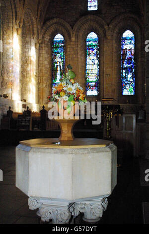 Das Innere der Dornoch Cathedral in den schottischen Highlands, die als Ort für die Hochzeit von Madonna genutzt wird. Banns verkündeten die bevorstehende Hochzeit mit dem britischen Filmregisseur Guy Ritchie vom Pop-Superstar. *.. Wurden im Kanzler-Büro in Dornoch in Sutherland ausgestellt. In der Mitteilung heißt es, dass Guy Stuart Ritchie am 22. Dezember Madonna Louise Ciccone heiraten wird. Es wird vermutet, dass der üppige Empfang im Skibo Castle in den schottischen Highlands stattfinden wird. Stockfoto