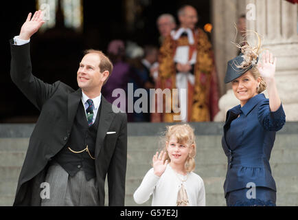 Der Graf und Sophie Gräfin von Wessex und Lady Louise Windsor kommen zu einem Dankgottesdienst in der St. Paul's Cathedral im Zentrum Londons. Stockfoto