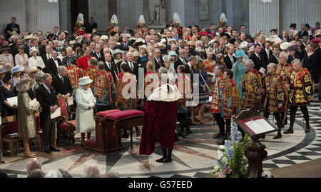 Ein Dankgottesdienst zur Feier des Diamantenjubiläums von Königin Elizabeth II. Findet in der St. Paul's Cathedral in London statt. Stockfoto