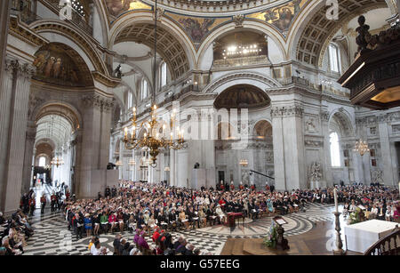 Ein Dankgottesdienst zur Feier des Diamantenjubiläums von Königin Elizabeth II. Findet in der St. Paul's Cathedral in London statt. Stockfoto