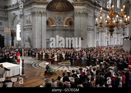 Ein Dankgottesdienst zur Feier des Diamantenjubiläums von Königin Elizabeth II. Findet in der St. Paul's Cathedral in London statt. Stockfoto