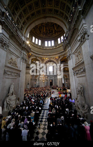 Die Gemeinde steht während eines nationalen Dankgottesdienstes zur Feier des Diamantenjubiläums von Königin Elizabeth II. In der St. Paul's Cathedral in London. Stockfoto