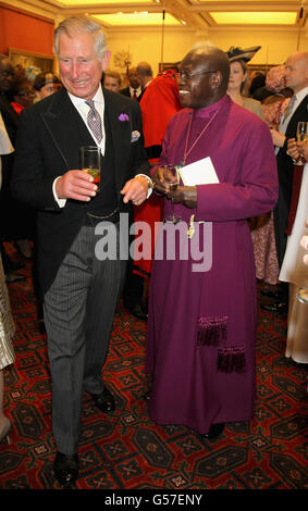 Prinz Charles, Prinz von Wales und Erzbischof von York, Dr. John Sentamu, nehmen an einem Empfang im Guildhall im Zentrum von London anlässlich des Diamantenjubiläums von Königin Elizabeth II. Teil. Stockfoto