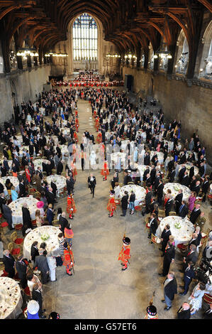 Königin Elizabeth II., gefolgt vom Prinzen von Wales, der Herzogin von Cornwall, der Herzogin von Cambridge und dem Herzog von Cambridge und Prinz Harry, verlassen Westminster Hall im Palace of Westminster, London, nach dem Diamond Jubilee Lunch. Stockfoto