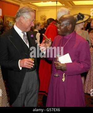 Prinz Charles, Prinz von Wales und Erzbischof von York, Dr. John Sentamu, nehmen an einem Empfang im Guildhall im Zentrum von London anlässlich des Diamantenjubiläums von Königin Elizabeth II. Teil. Stockfoto